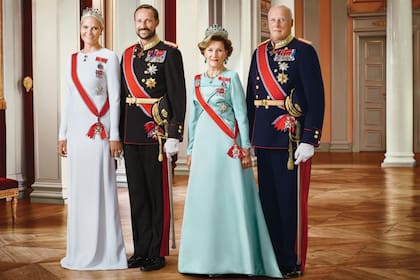 En los momentos más duros, Harald y Sonia de Noruega fueron un gran apoyo para su hijo Haakon y su mujer. En la foto se los ve de gala en el Palacio Real, para un posado oficial de 2016.