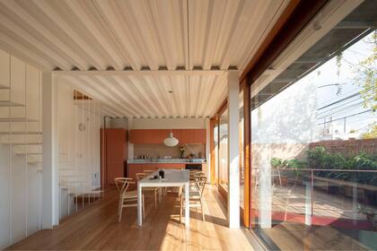 Cocina y comedor, conectados con el afuera.