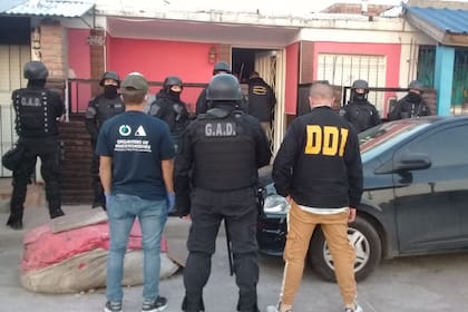 En los operativos de la DDI de La Matanza y el Organismo de Investigaciones de Santa Fe quedaron detenidas cuatro personas