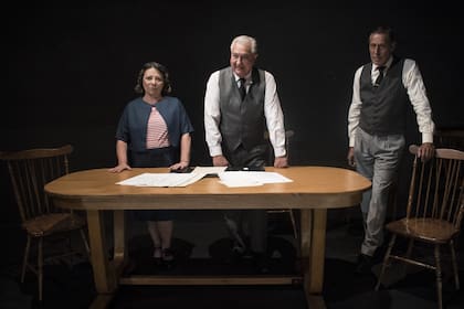 En Los otros Duarte, la iluminación y el fondo de escena negro funcionan como información dramática