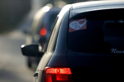 En los parabrisas de los autos y en muchas vidrieras de Tandil todavía permanecen las calcomanías con una foto de la carita de Isi y el slogan “Donar salva vidas. Los órganos no van al cielo”