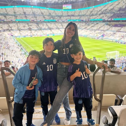 En los partidos del Mundial, Antonela Roccuzzo compartía una foto con sus hijos en el palco (Foto: Instagram @antonelaroccuzzo)