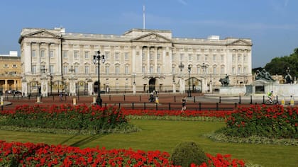 En los pasillos del palacio de Buckingham, la pregunta de Carlos sobre sus futuros nietos se convirtió en la comidilla de importantes cortesanos y pronto tomó un giro racista que originalmente no tenía, de acuerdo con Christopher Anderson