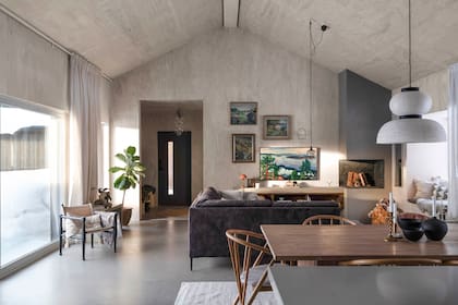 En los pisos, salieron de la madera para apostar por un hormigón que contrasta bien. Toda la decoración sigue tonos suaves de gris y beige con detalles en lino, piel de oveja y artesanías de madera.