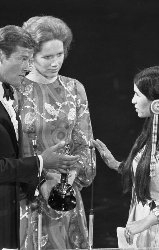 En los Premios Oscars de 1973, Sacheen Littlefeather rechaza el Premio de la Academia al Mejor Actor en nombre de Marlon Brando, quien ganó por su papel en El Padrino. Lleva una carta de Brando en la que explica que rechazó el premio en protesta por el trato de los estadounidenses a las comunidades nativas.