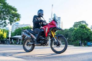 Llega una nueva marca de motos que, con una inversión y elogios al Gobierno, presentó cinco modelos