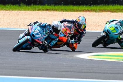 En los primeros compases de la carrera de Moto3, Marco Morelli (Aspar Team) lidera por delante de Valentín Perrone (Tech3): los europibes que corren con bandera argentina marcaron podios en las dos primeras fechas del calendario de la categoría
