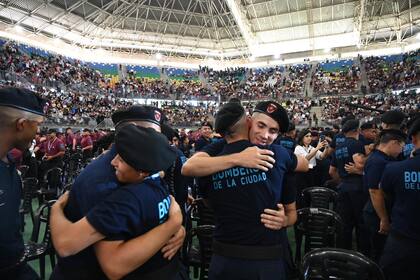 En los primeros seis meses tienen clases regulares, sumado a un año de internación en el Instituto, para poder egresar como oficiales