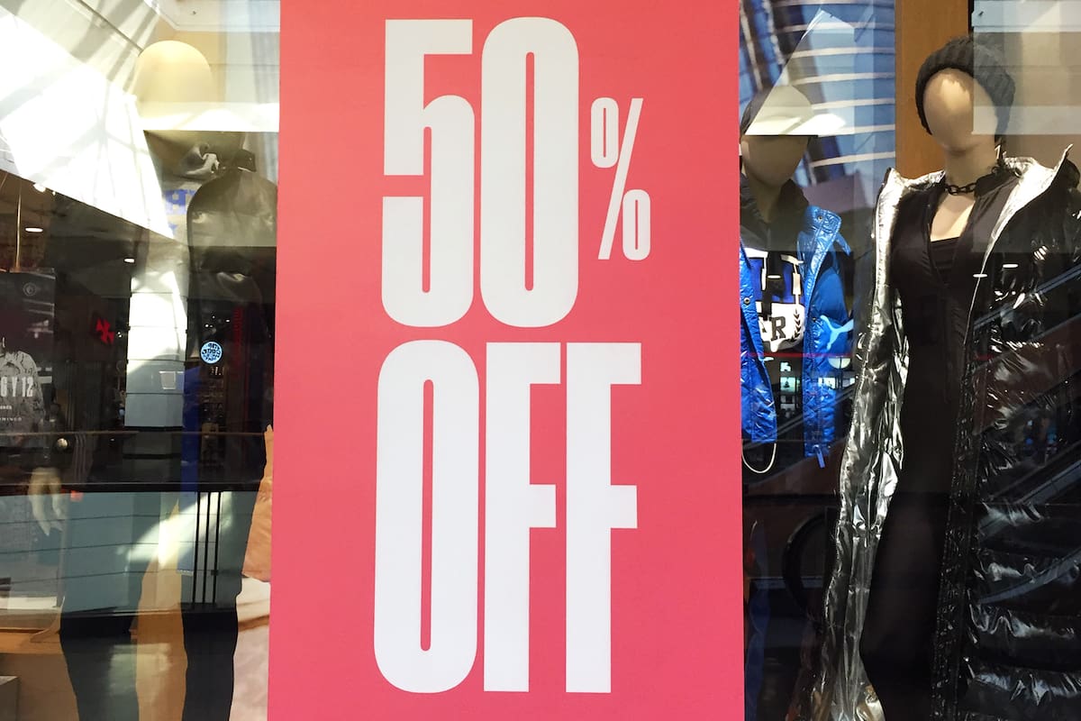 En los principales shoppings y avenidas de la Ciudad y el Gran Buenos Aires se multiplican las rebajas para salvar los números de este invierno