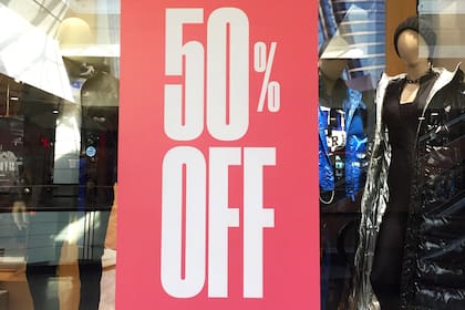 En los principales shoppings y avenidas de la Ciudad y el Gran Buenos Aires se multiplican las rebajas para salvar los números de este invierno