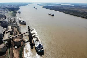 En los próximos días vence la concesión para el manejo y explotación de la hidrovia río Paraná. A pesar de la bajante, gran cantidad de barcos siguen operando en los distintos puertos exportadores desde San Lorenzo hasta Timbues.