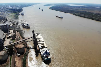 Los puertos del Gran Rosario, cuya actividad podría resentirse si se agudiza el conflicto de los Aceiteros.
