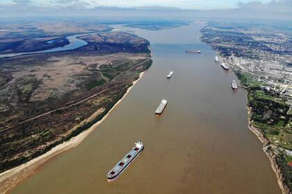 En los pr„ximos dÍas vence la concesi„n para el manejo y explotaci„n de la hidrovia rÍo Parana. A pesar de la bajante, gran cantidad de barcos siguen operando en los distintos puertos exportadores desde San Lorenzo hasta Timbues.