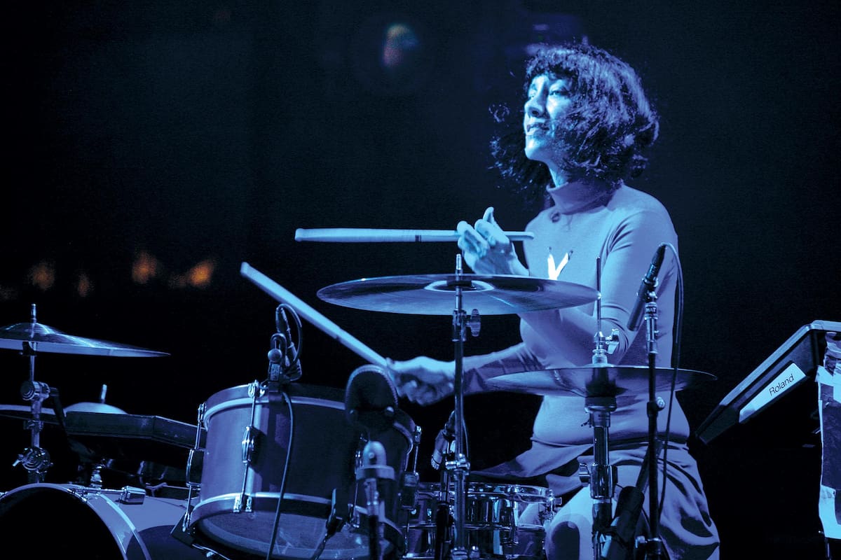 En los recitales, Azar dispara loops pregrabados y al mismo tiempo toca la batería. "Ella ataca las canciones de una manera novedosa", dice White