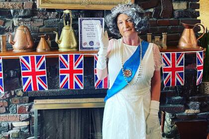 En los recuerdos en el pub, hubo hasta una imitadora de la reina