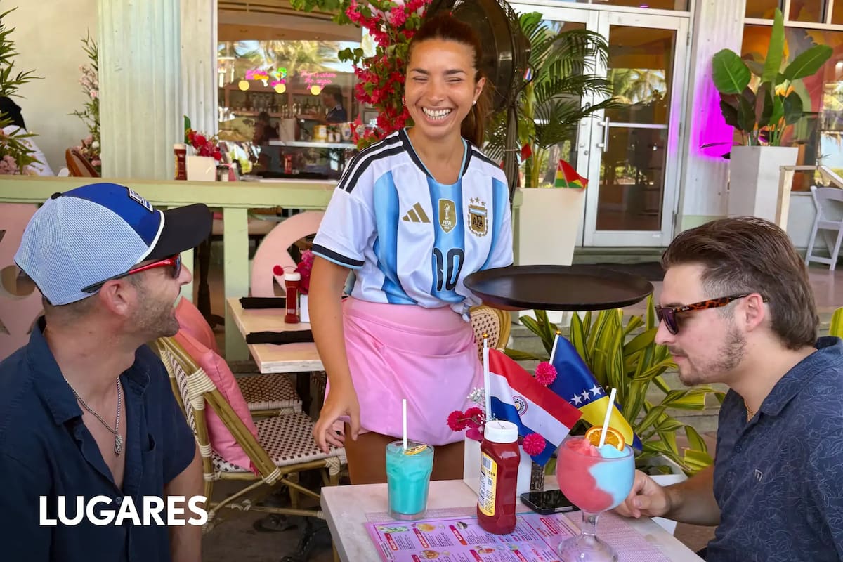 En los restaurantes de South Beach, las mozas visten la camiseta de la Selección argentina