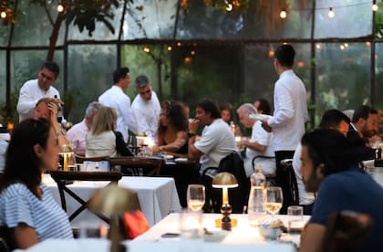 En los restaurantes turcos, "Primero se ofrecen las entradas, que son muchas y se comparten; luego el principal y el postre son individuales", dice la también propietaria del restaurante Hodan