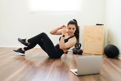 En los sit ups es importante que la mirada siempre esté hacia el techo para elongar el cuello y proteger las cervicales