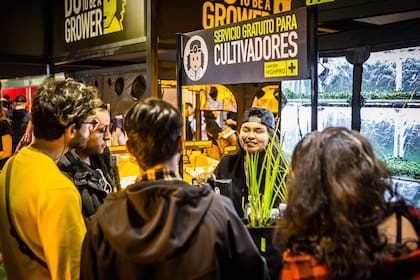 En los stands de la Expo Cannabis podías comprar material o informarte acerca de cómo montar tu autocultivo