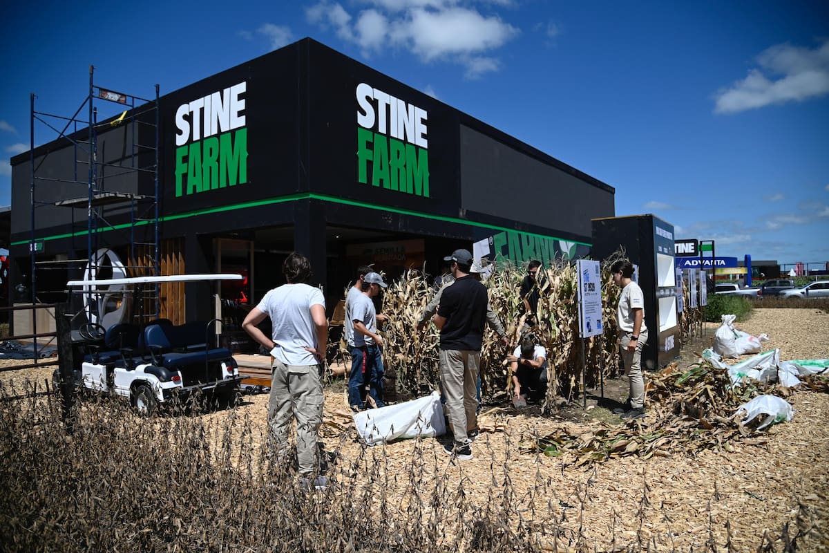 En los stands ultimaban detalles para la muestra que empieza este martes
