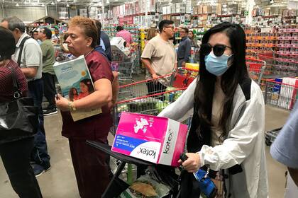 En los supermercados mexicanos, la gente se lanza para abarrotarse en medio de la crisis del coronavirus