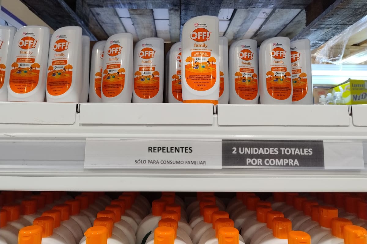 En los supermercados volvieron a aparecer los carteles que restringen la venta de repelentes y espirales