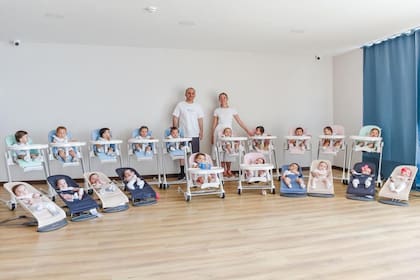 En los últimos 13 meses, la pareja tuvo 20 bebés