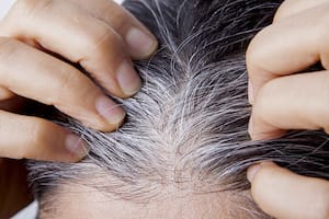 En los últimos años, muchas mujeres han optado por dejar de teñirse las canas y mostrar su pelo al natural