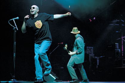 En los últimos días, Indio Solari sorprendió con la publicación de los registros originales en estudio de dos canciones de los Redondos hasta ese momento inéditas, “Quema el celo” y “Rock de las abejas”