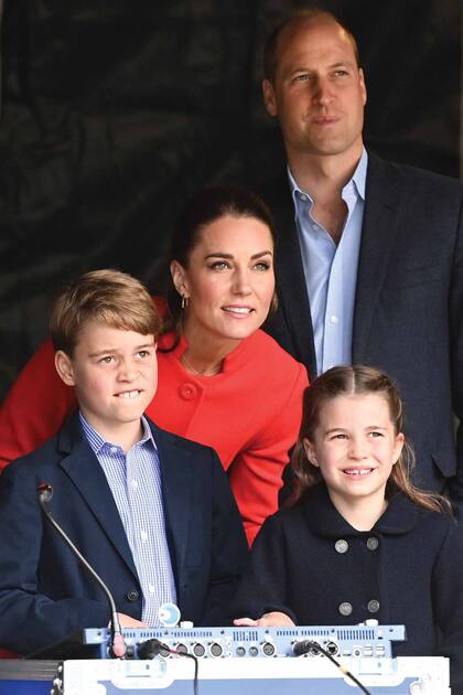 En los últimos días, los hijos de los Cambridge, en especial los dos mayores, George y Charlotte, cobraron gran protagonismo. Junto a sus padres, bailaron sin moverse de su asiento y cantaron. Al parecer, entre sus preferidas estaban “We Are The Champions”, un momento de orgullo nacional, con las pulseras de los espectadores brillando en la noche; “Sweet Caroline”, con Rod Stewart en el escenario, y el repertorio de Diana Ross.