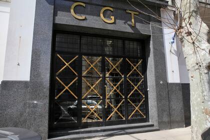 En los últimos días, robaron elementos de bronce de la puerta del edificio de la CGT