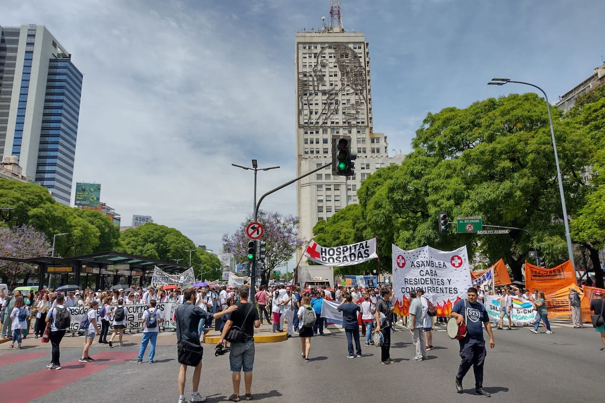 En los últimos meses, aumentaron las movilizaciones de profesionales de la salud en distintos puntos del país para revertir una profunda crisis sanitaria