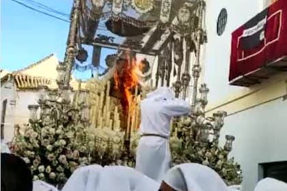 En los videos que se viralizaron en las redes sociales se ve cómo el viento derribó una de las velas de la candelería de la figura
