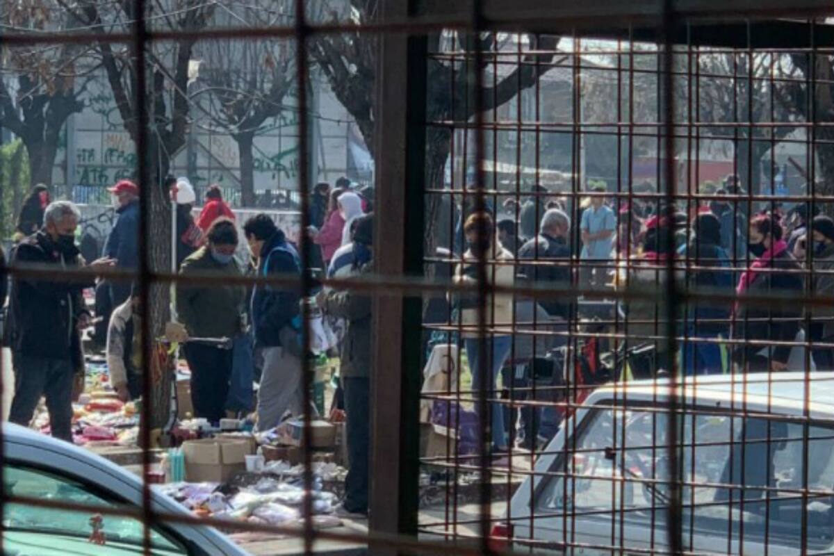 En los videos y fotos compartidos en Twitter se divisa gente que no respeta la distancia social, en mercados callejeros de distintas zonas del conurbano