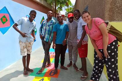 Último día de trabajo y pintura en el jardín infantil junto con la ayuda de aspirantes salesianos.