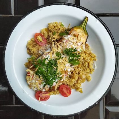 En Luce, la berenjena se sirve rellena sobre trigo burgol con cebolla caramelizada.