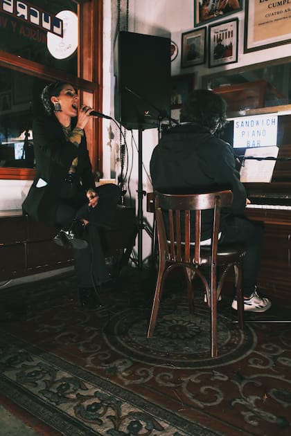 En Lucrecia cada martes y miércoles se canta alrededor del piano