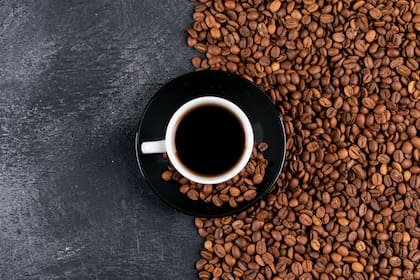 En lugar de disimular el amargor, la sal lo suprime; como resultado, se puede disfrutar de una taza de café sin la necesidad de agregar azúcares o grasas adicionales