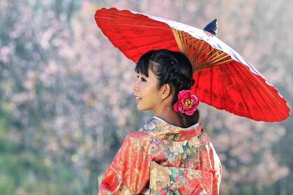 En lugar de tratar de esconder nuestras "grietas" emocionales, el kintsugi nos invita a aceptarlas (Foto ilustrativa: PIXABAY)