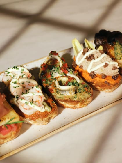 En lugares como El Burladero destaca la excelencia de los productos y tradiciones gastronómicas españolas que ofrecen