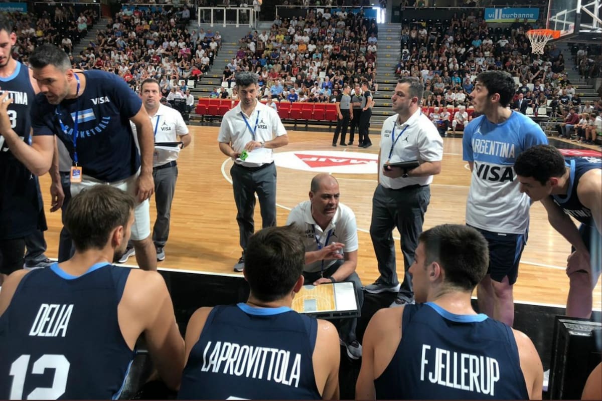 En Lyon, Sergio Hernández habla con sus dirigidos y Luis Scola, que no jugó contra Montenegro, con sus compañeros; el entrenador quedó muy satisfecho con el desempeño de la nueva camada frente a un adversario europeo.