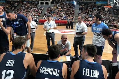 En Lyon, Sergio Hernández habla con sus dirigidos y Luis Scola, que no jugó contra Montenegro, con sus compañeros; el entrenador quedó muy satisfecho con el desempeño de la nueva camada frente a un adversario europeo.