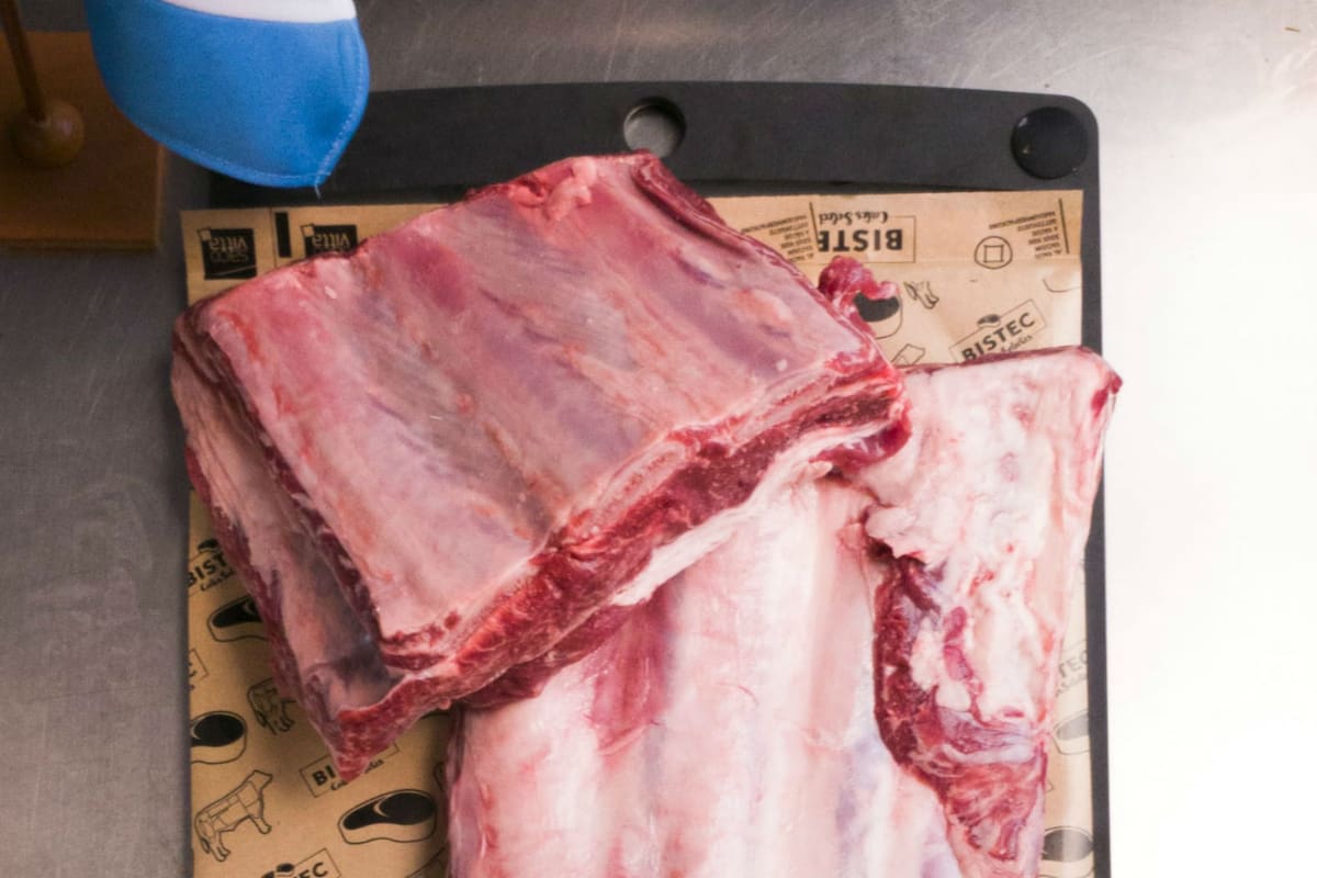 En Madrid y Barcelona, la carne con hueso llega para venta directa en carnicerías y restaurantes