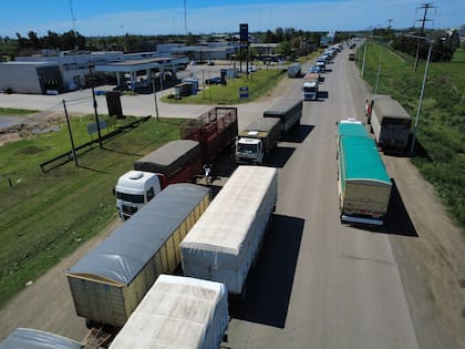 En maíz, con una mayor producción se harían unos 2,19 millones de viajes desde el campo o centros de acopio hasta el puerto o industria y la demanda de gasoil sumaría de 381,6 millones de litros