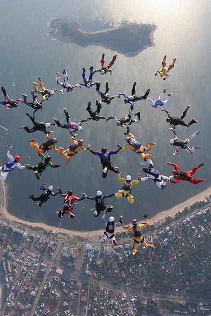 En Maldonado, Uruguay, más de 200 participantes de diversos países realizaron saltos en paracaídas en distintas etapas y locaciones