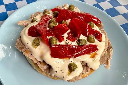 En Malinche, al vitel toné lo ofrecen los sábados, y lo sirven entre panes de figaza de manteca o con morrones agridulces y alcaparras