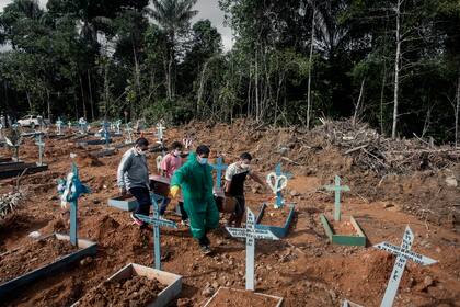 En Manaos se han talado e improvisado terrenos como cementerios debido al excesivo aumento de muertes
El funeral de una víctima de COVID-19 en Manaus, Brasil, 19 de mayo de 2020
