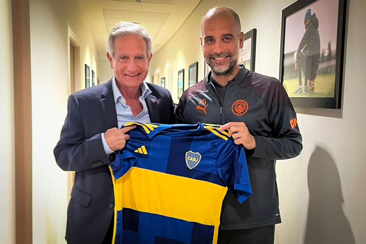 En Manchester, Josep Guardiola sostiene la camiseta de Boca con la que posa junto a Andrés Ibarra, candidato en la elección presidencial de diciembre en el club.