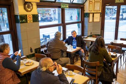 En Mar Azul hay clientes de todas las edades que disfrutan del café con leche y vermú con soda.