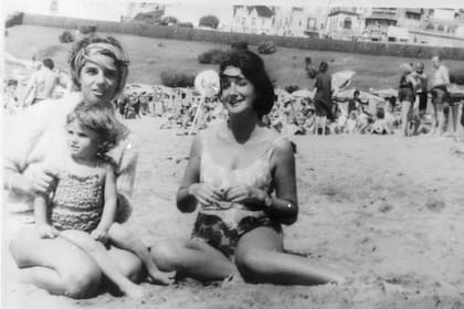 En Mar del Plata con su mamá, Luisa Sanders, y con su hija Mecha. "Mamá era una usina de ternura, la infinita comprensión", contó en su libro Detrás del maquillaje.